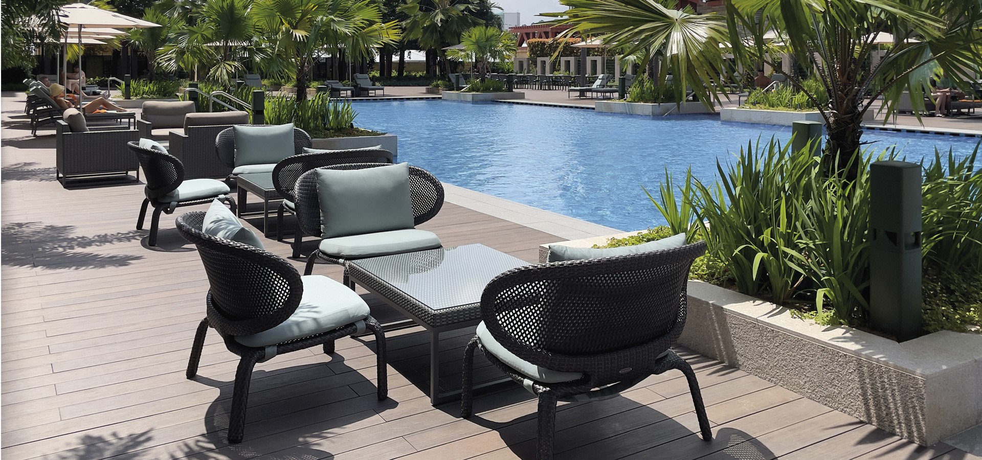 ohmm-commmerical-outdoor-furniture-hotel-singapore-poolside