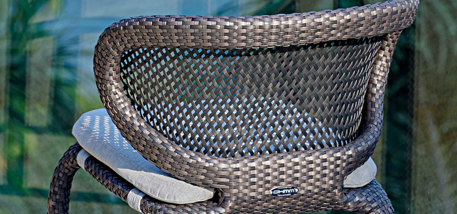 ohmm-outdoor-bar-chair-close-up-why-woven-synthetic-rattan-1920X900