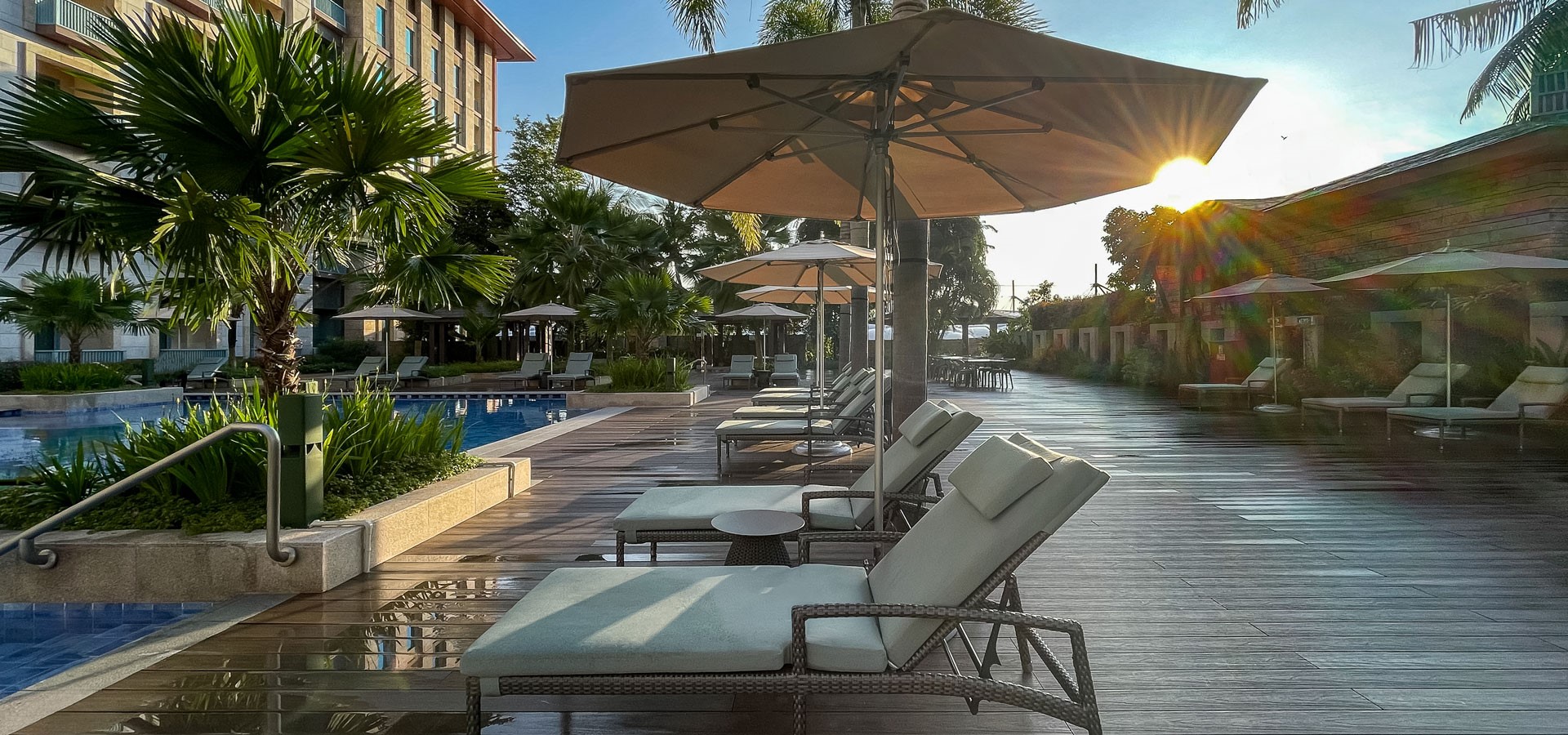 ohmm-tuuci-parasols-singapore-hotel-poolside-parasols